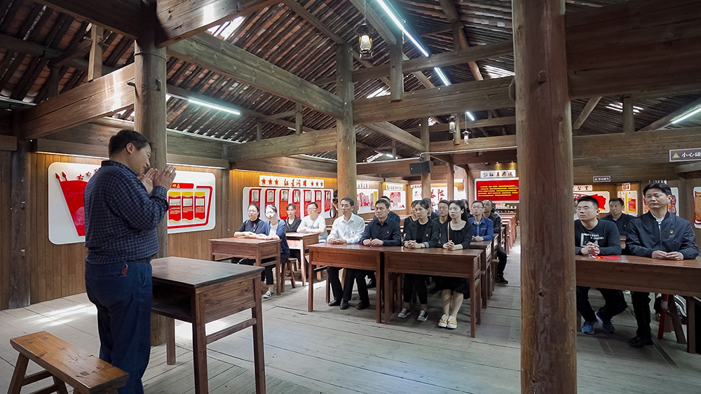 屯溪區(qū)國投集團開展學黨史、祭英烈主題黨日活動