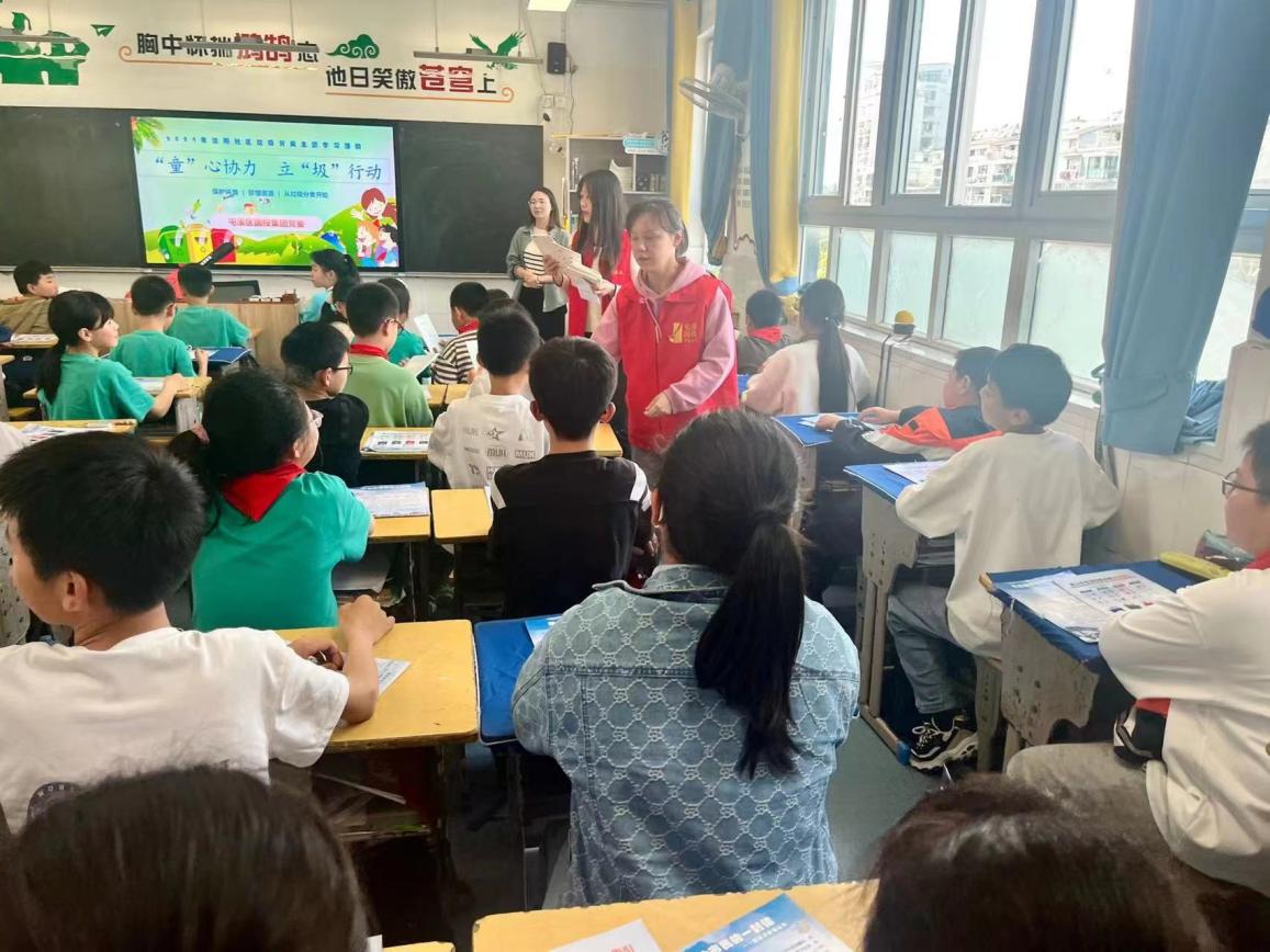 “攜手共筑美好家園”——開(kāi)展垃圾分類(lèi)宣傳、小區(qū)衛(wèi)生整治志愿者活動(dòng)