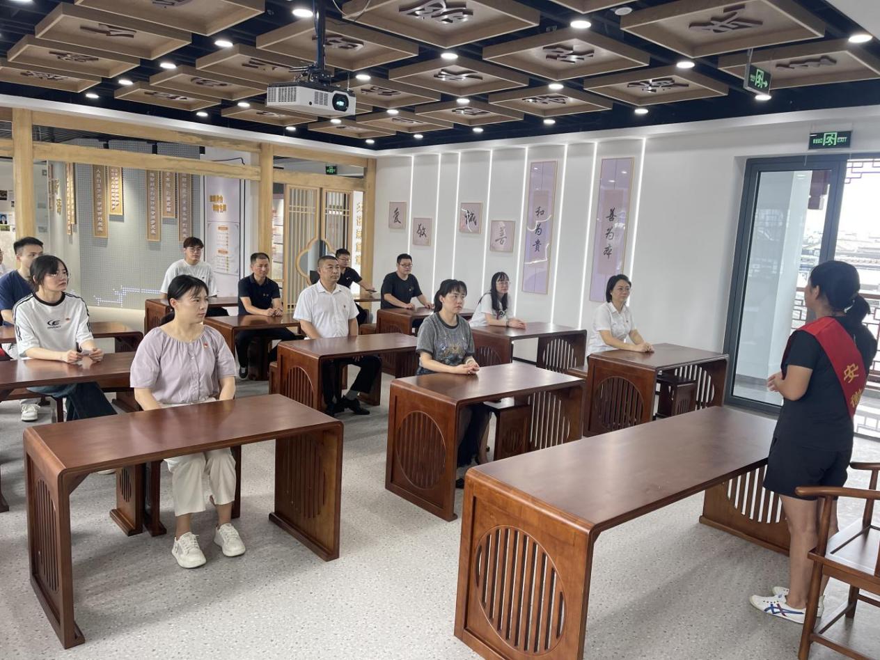 見賢思齊學(xué)楷模，崇德向善做好人——區(qū)國投集團(tuán)黨委開展8月份主題黨日活動